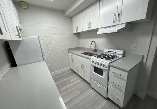 学术套房现代厨房与灰色地板