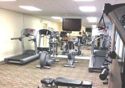 一个设备齐全的健身房在十字路口在斯坦福桥bbin出租